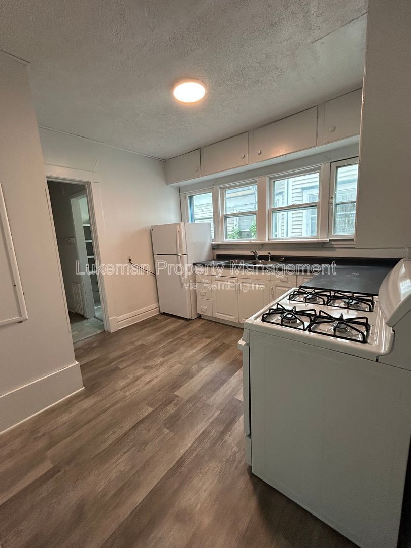 415 Davis #2 - Studio Unit Near WMU/K College property image