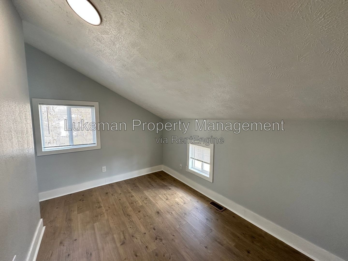 215 E North - 4 Bedroom/1 Bathroom Home Downtown Kalamazoo property image