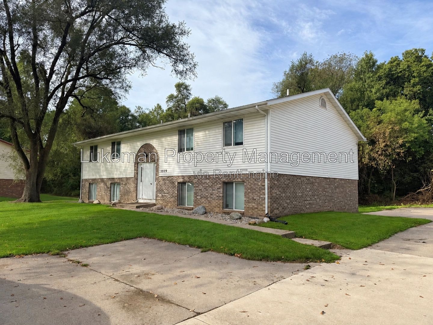 Eastside upper 2-bedroom with private balcony and a/c property image
