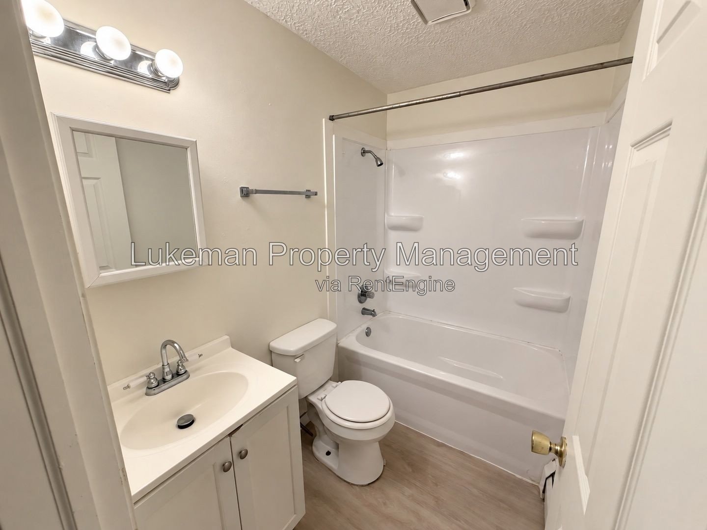 Eastside upper 2-bedroom with private balcony and a/c property image